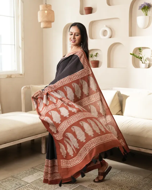 Black_Cotton_Border_Print_Mulmul_Saree_For_Women
